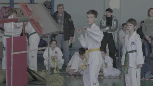 Taekwondo-tävlingar. Barn. Sakta i backarna. Kiev. Ukraina — Stockvideo