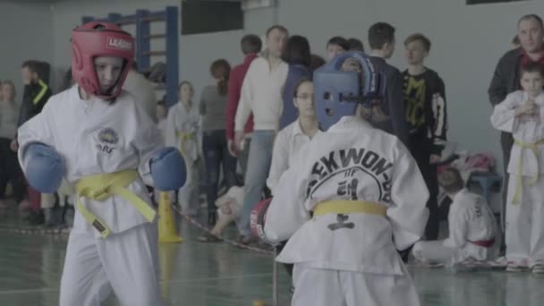 Concursos de Taekwondo. Niños. En cámara lenta. Kiev. Ucrania — Vídeos de Stock