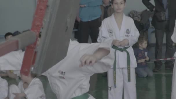 Concours de taekwondo. Les enfants. Au ralenti. Kiev. Ukraine — Video