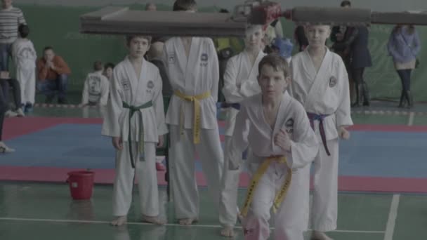 Concursos de Taekwondo. Niños. En cámara lenta. Kiev. Ucrania — Vídeo de stock