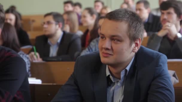 Studenter i publiken under en föreläsning. Kiev. Ukraina — Stockvideo