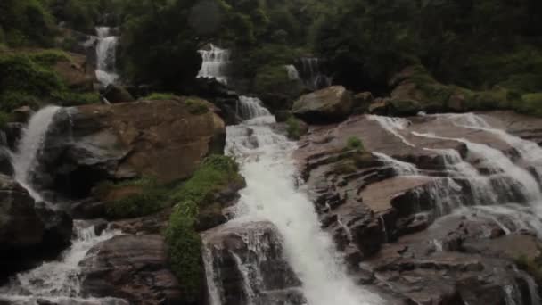 Cascata nella foresta. In Asia. Sri Lanka . — Video Stock