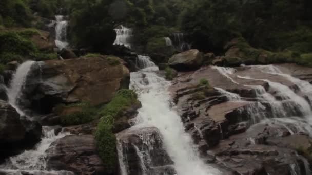 Cachoeira na floresta. Ásia. Sri Lanka . — Vídeo de Stock