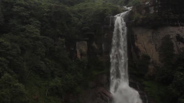 Cascade dans la forêt. L'Asie. Sri Lanka .