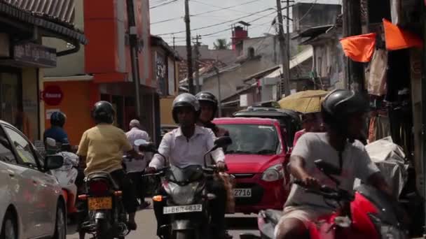 Sri Lanka şehri manzarası. Şehrin caddesi. Asya. İnsanlar. — Stok video