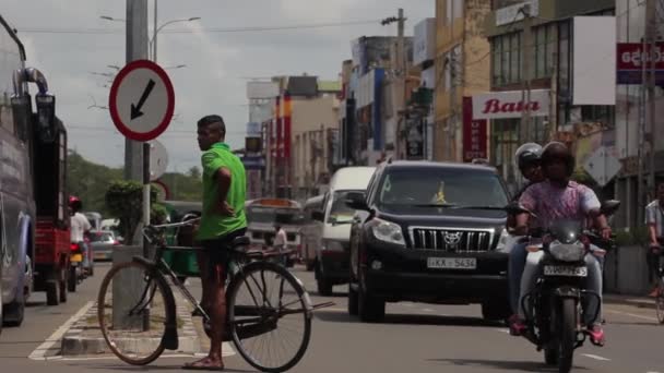 A paisagem urbana do Sri Lanka. Rua da cidade. Ásia. Pessoas . — Vídeo de Stock