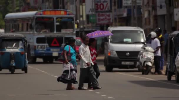 Sri Lanka şehri manzarası. Şehrin caddesi. Asya. İnsanlar. — Stok video