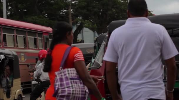 스리랑카의 도시 경관. 도시의 거리. 아시아. 사람들. — 비디오