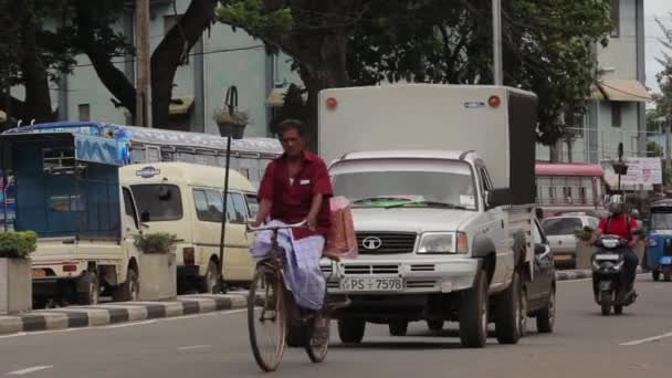 Το αστικό τοπίο της Σρι Λάνκα. Οδός της πόλης. Ασία. Άνθρωποι. — Αρχείο Βίντεο