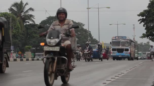 A paisagem urbana do Sri Lanka. Rua da cidade. Ásia. Pessoas . — Vídeo de Stock