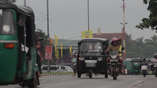 Stadtbild von sri lanka. Straße der Stadt. Asien. Menschen. — Stockvideo