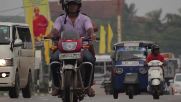Paesaggio urbano dello Sri Lanka. Via della città. In Asia. Persone . — Video Stock