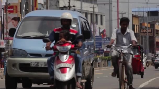 Sri Lanka şehri manzarası. Şehrin caddesi. Asya. İnsanlar. — Stok video