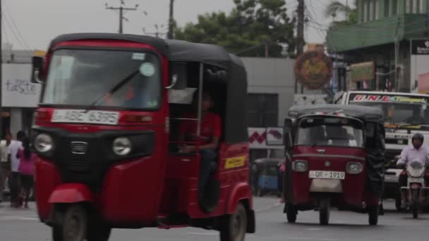 Sri Lanka şehri manzarası. Şehrin caddesi. Asya. İnsanlar. — Stok video