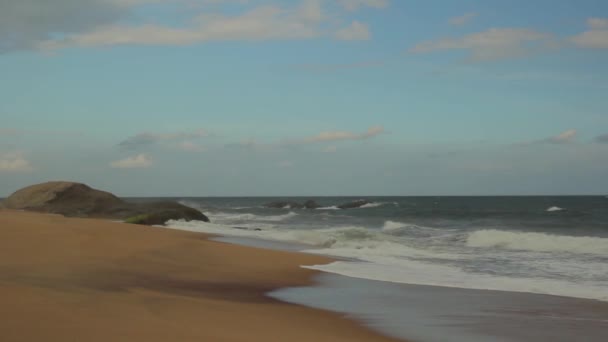 Θαλάσσια ακτή ωκεανού της Σρι Λάνκα. Τοπίο. — Αρχείο Βίντεο