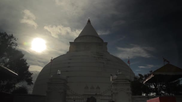 Architectuur van Sri Lanka. Boeddhistische tempel. — Stockvideo