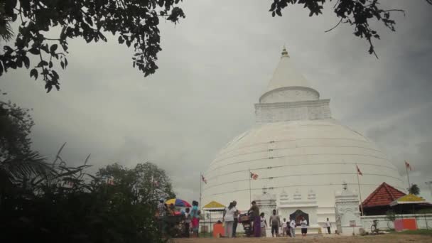 Architectuur van Sri Lanka. Boeddhistische tempel. — Stockvideo