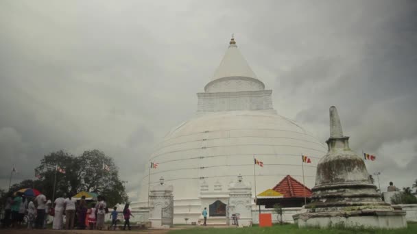 Architectuur van Sri Lanka. Boeddhistische tempel. — Stockvideo