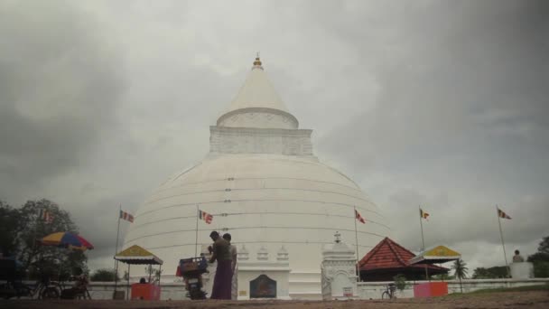 Architektur von sri lanka. Buddhistischer Tempel. — Stockvideo