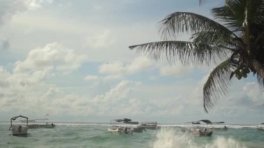 Sri Lanka 'nın deniz manzarası. Okyanusta kayıklar