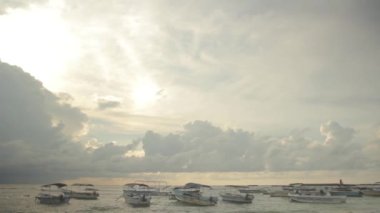 Sri Lanka 'nın deniz manzarası. Okyanusta kayıklar
