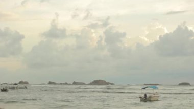 Sri Lanka 'nın deniz manzarası. Okyanusta kayıklar