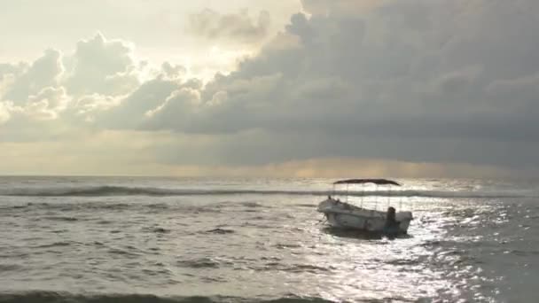 Θαλασσινό τοπίο της Σρι Λάνκα. Σκάφη στη θάλασσα — Αρχείο Βίντεο
