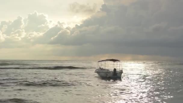 Seascape of Sri lanka. Barcos en el mar — Vídeo de stock