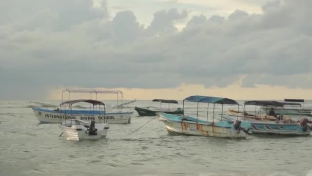 Seascape of Sri lanka. Lodní čluny na moři oceánu — Stock video