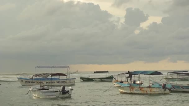 Sri Lanka 'nın deniz manzarası. Okyanusta kayıklar — Stok video