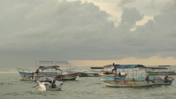 Seascape of Sri lanka. Barcos no mar oceano — Vídeo de Stock