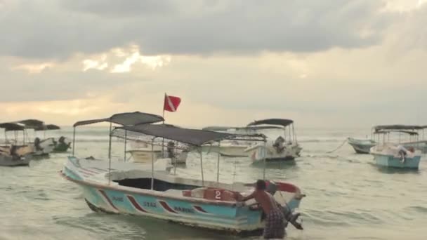 Морской пейзаж Шри-Ланки. Лодки на море — стоковое видео