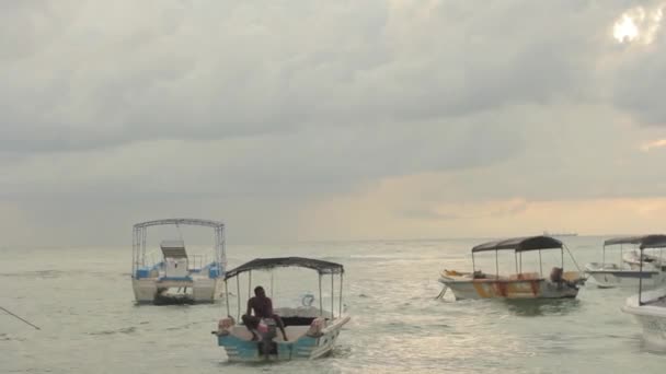 Seascape of Sri lanka Човняні човни на морі — стокове відео