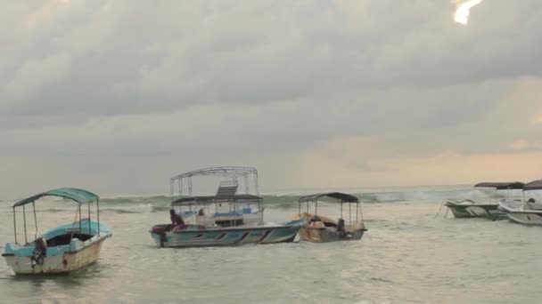 Sri Lanka 'nın deniz manzarası. Okyanusta kayıklar — Stok video