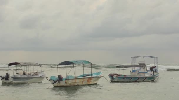 Seenlandschaft von Sri Lanka. Boot Boote auf dem Meer Ozean — Stockvideo