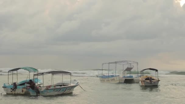 Seascape of Sri lanka Човняні човни на морі — стокове відео