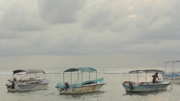 Морской пейзаж Шри-Ланки. Лодки на море — стоковое видео