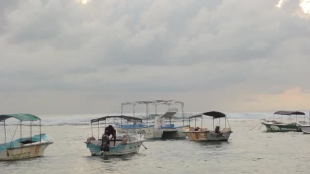 Морской пейзаж Шри-Ланки. Лодки на море — стоковое видео