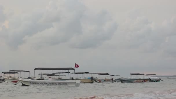 Seascape of Sri lanka Човняні човни на морі — стокове відео