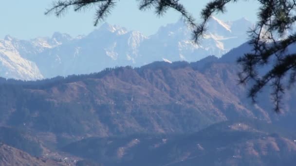 在雪地里的山脉 一天。 山地景观。 印度、西藏、喜马拉雅山 — 图库视频影像