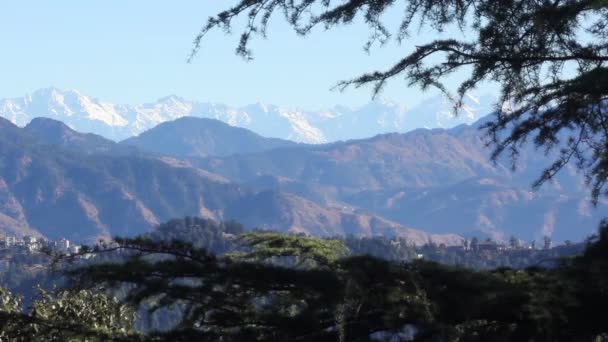 Горы в снегу. День. Горный пейзаж. Индия, Тибет, Гималаи — стоковое видео
