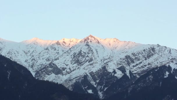 雪の中の山。日だ山の風景。インドチベットヒマラヤ — ストック動画