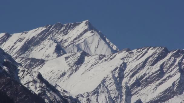 在雪地里的山脉 一天。 山地景观。 印度、西藏、喜马拉雅山 — 图库视频影像