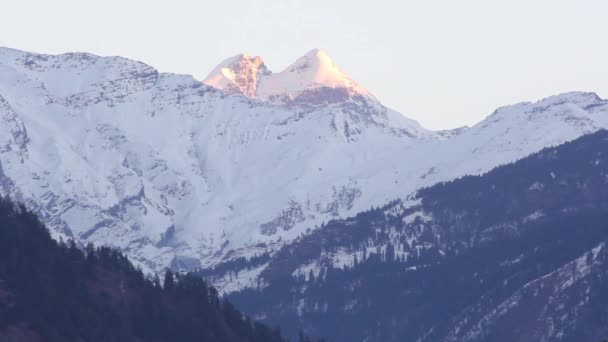 雪の中の山。日だ山の風景。インドチベットヒマラヤ — ストック動画