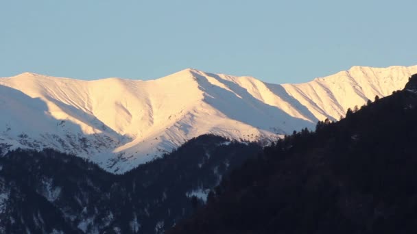 Montanhas na neve. Dia. Paisagem montesa. Índia, Tibete, Himalaias — Vídeo de Stock