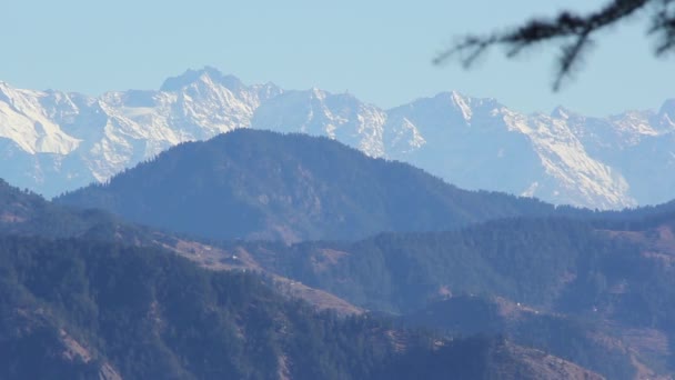 Góry w śniegu. Dzień. Górski krajobraz. Indie, Tybet, Himalaje — Wideo stockowe