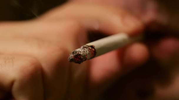 La cigarette dans la bouche d'un fumeur. Gros plan .