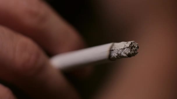 Cigarett i munnen på en rökare. Närbild. — Stockvideo