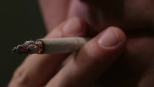 La cigarette dans la bouche d'un fumeur. Gros plan . — Video