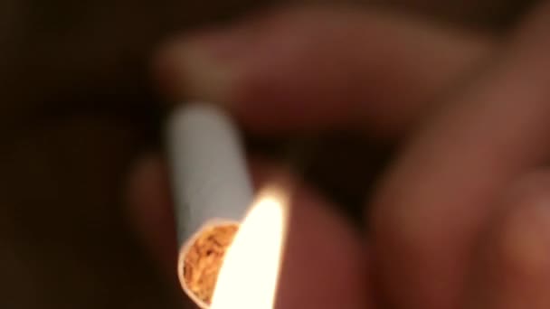 La cigarette dans la bouche d'un fumeur. Gros plan . — Video